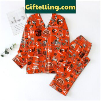 Chicago Bears Beardown Love Pajamas Set, featuring a pair of matching pants and top with the Bears logo and heart pattern